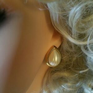 Vintage, Classy Creamy pierced Pearl Teardrop earrings, Like New